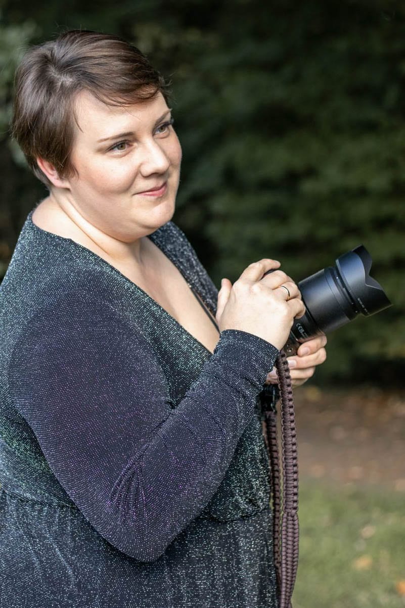 Fotografin mit Kamera im Wald