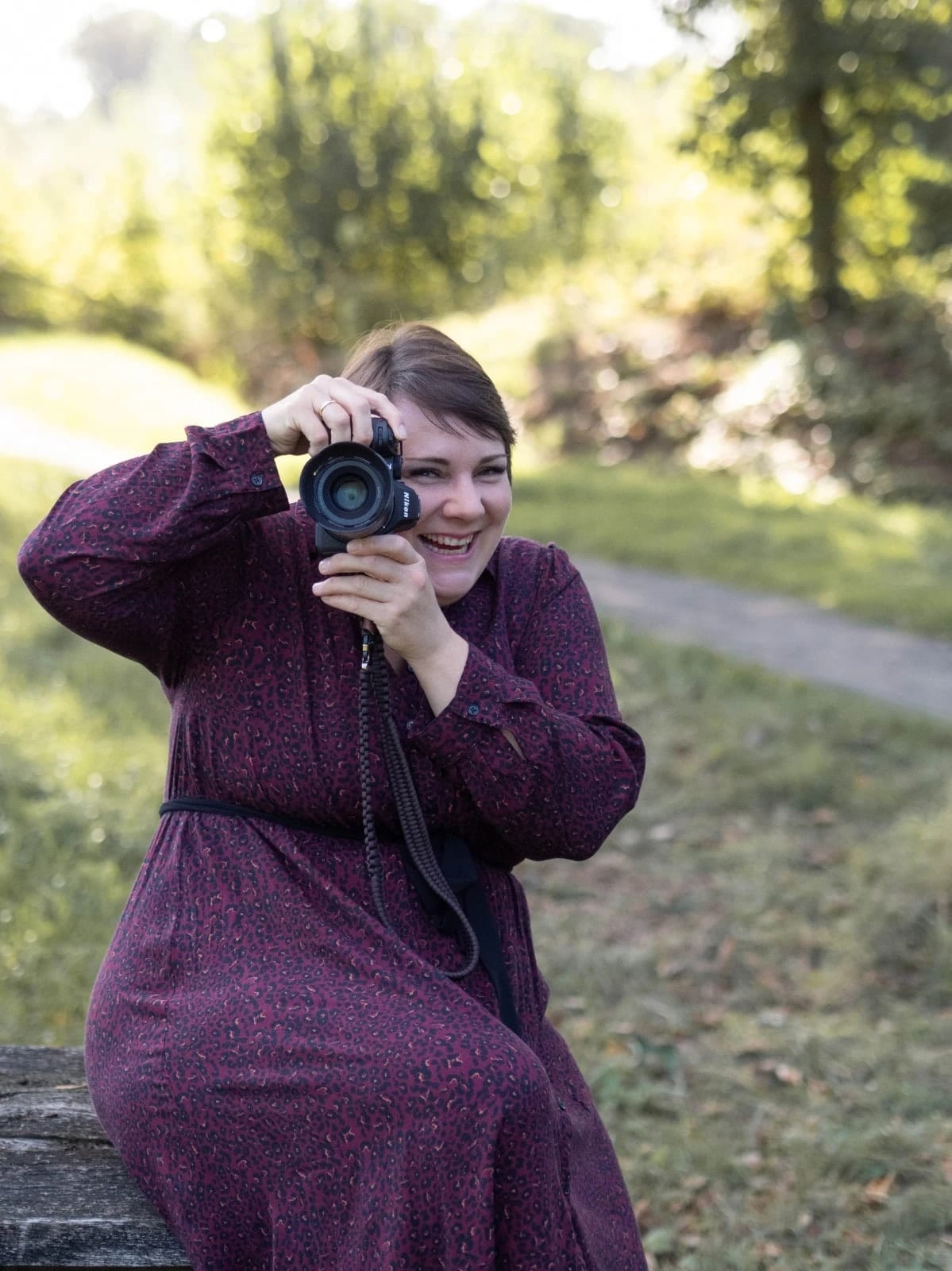 Laura Schmidt fotografiert lachend im Park