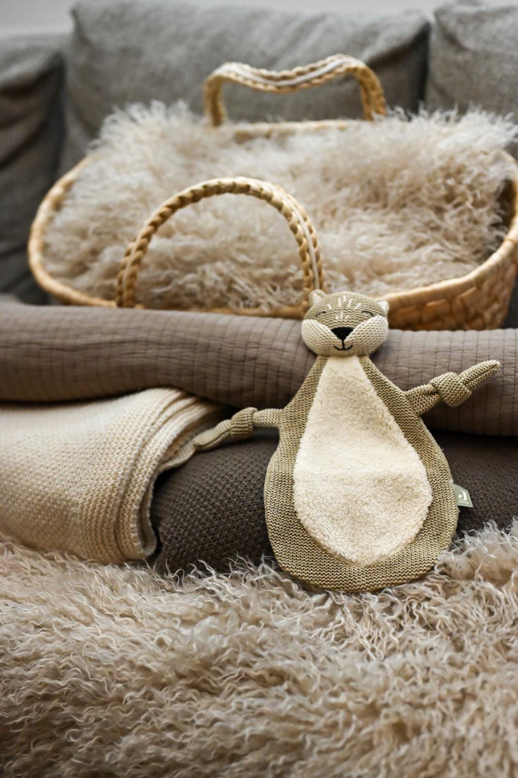 Moseskorb mit Fell, Strickdecken und Schmusetuch für das Newbornshooting